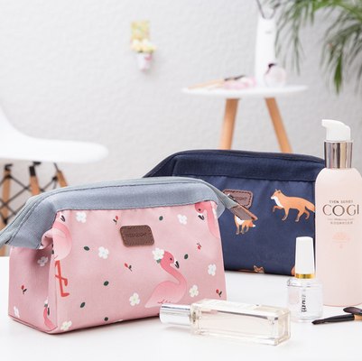 ジッパーの洗面用品のバッグ レディーかわいいポータブルが付いている化粧品袋を掛ける方法