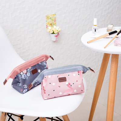 ジッパーの洗面用品のバッグ レディーかわいいポータブルが付いている化粧品袋を掛ける方法