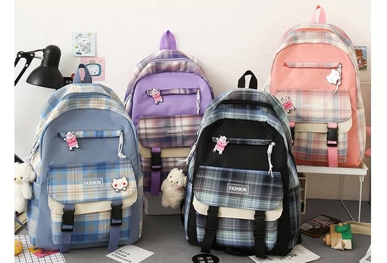 紫色の女性は女子学生のために置かれる一定の防水審美的なバックパックをBackpack